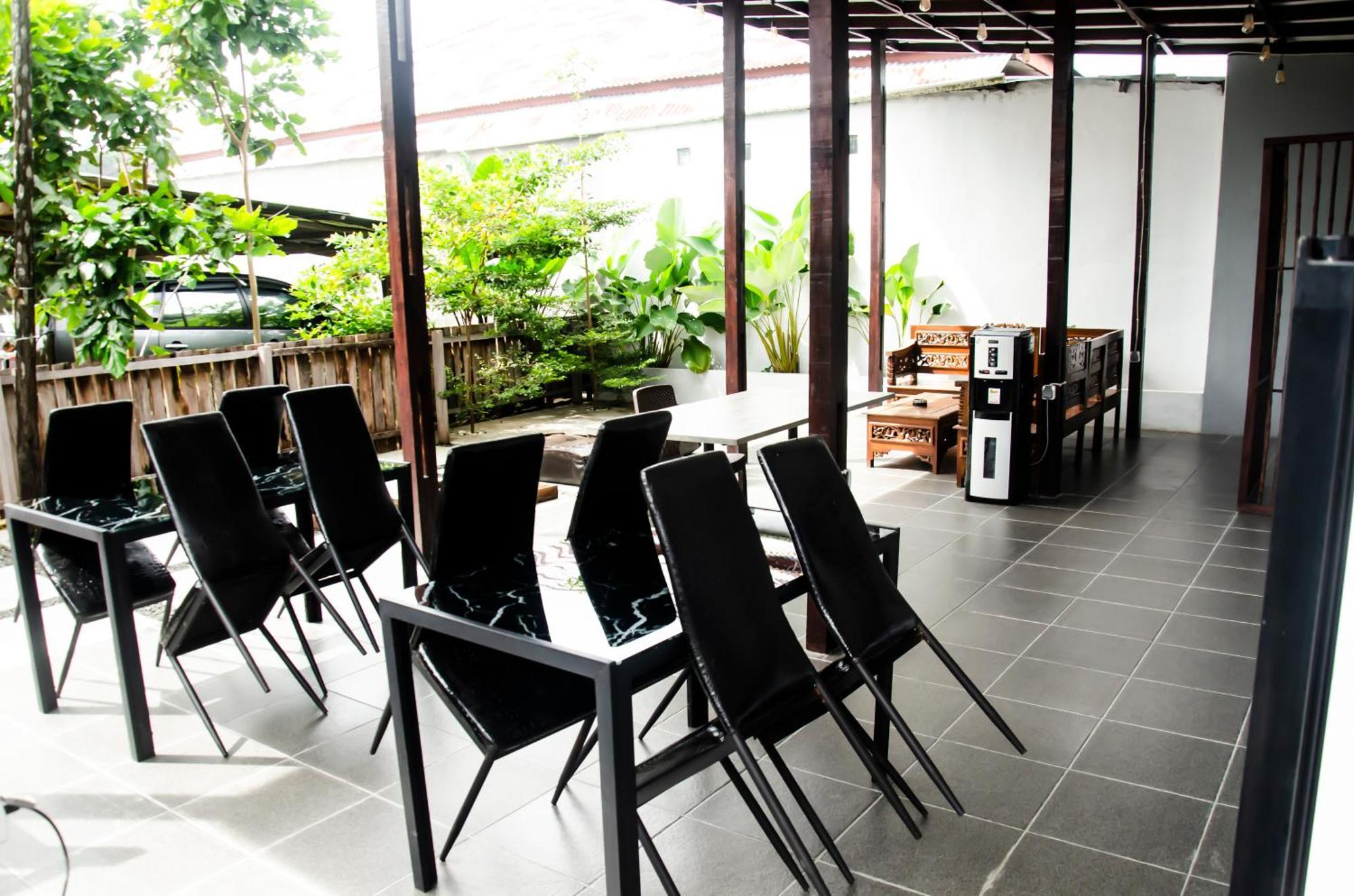 Baronda Guest House Sorong Exteriör bild