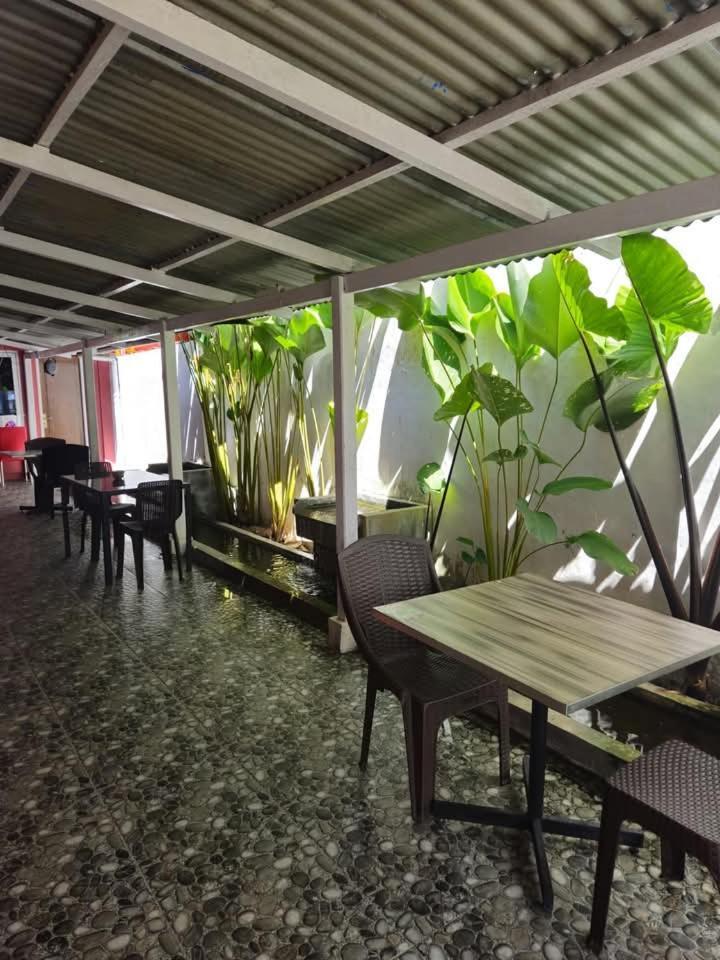 Baronda Guest House Sorong Exteriör bild