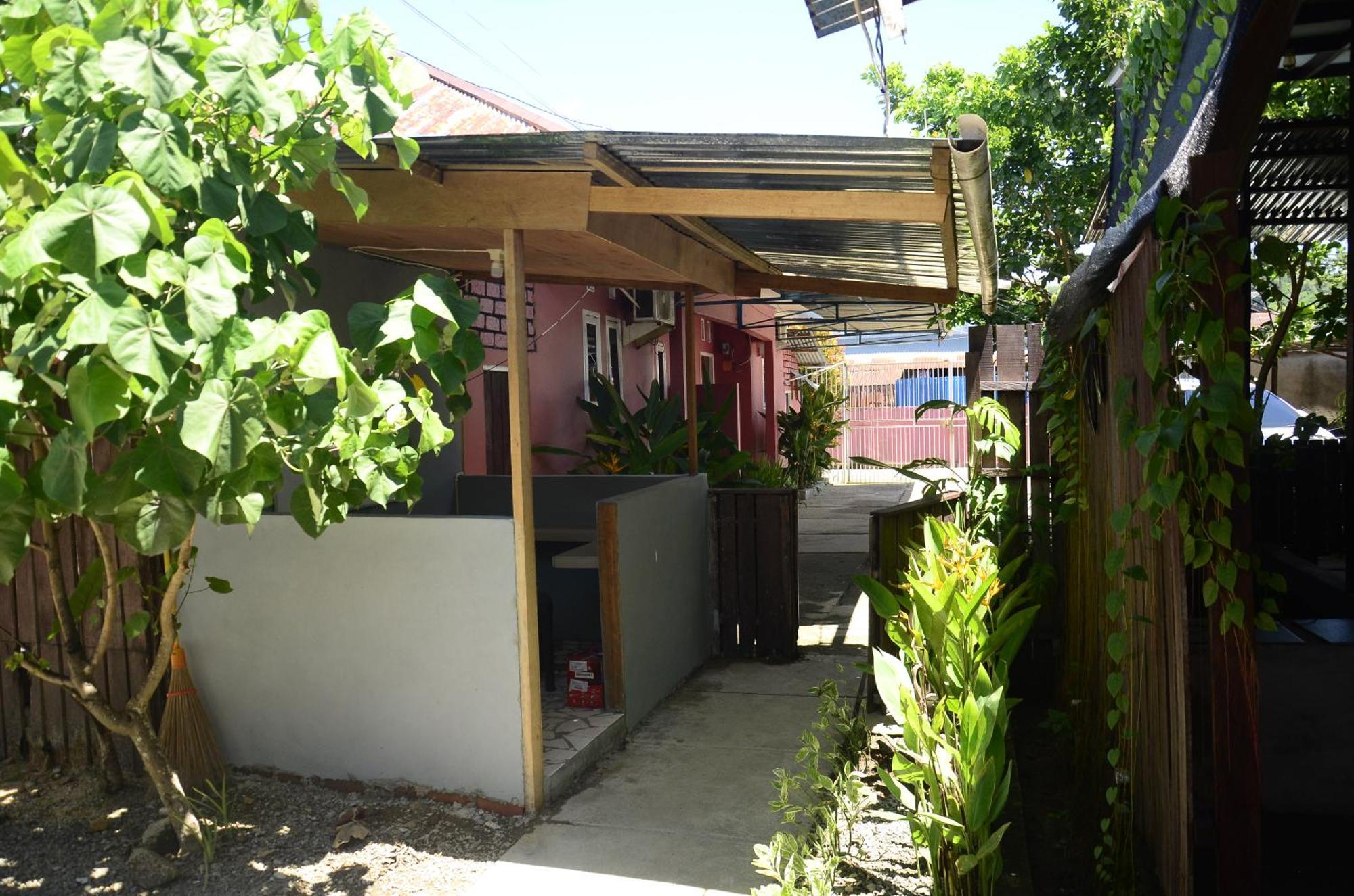 Baronda Guest House Sorong Exteriör bild